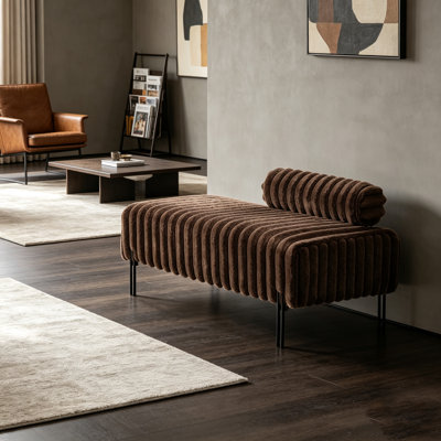 Petit canapé deux places brun capitonné, avec dossier réglable et pieds en métal, pouvant également servir de banc de bout de lit pour les petits espaces du salon et de la chambre.