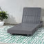 Chaise longue de patio moderne gris foncé, bois d'acacia et coussin crème pour la détente dans le jardin