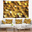 Tapisserie abstraite de texture de mur en nid d'abeille doré-28495792