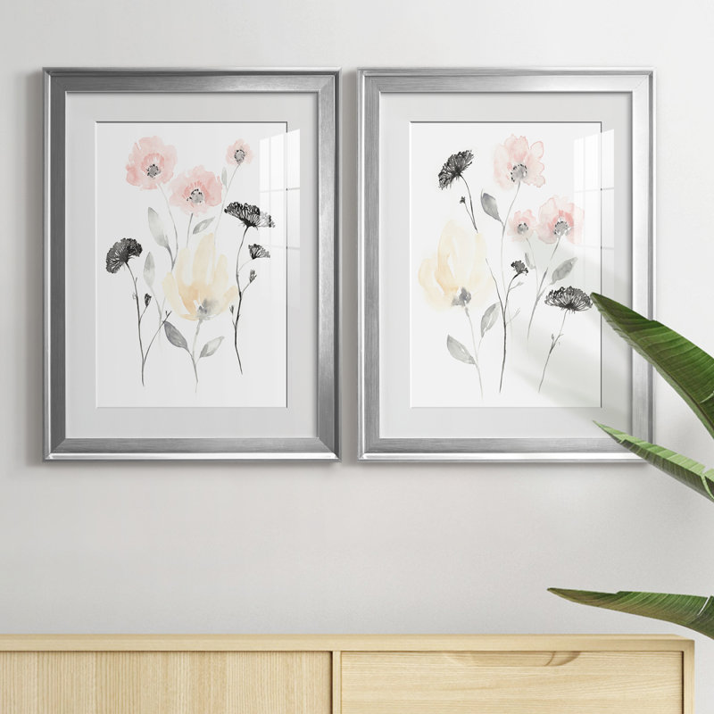 «Blush & Black Wildflowers I», reproduction encadrée de qualité supérieure - prête à être accrochée, Cadre argenté