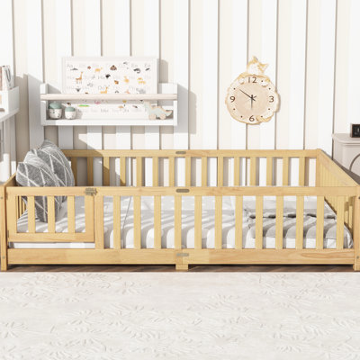 Lit double au sol en bois d'hévéa de couleur naturelle avec clôture et porte tournante, idéal pour les chambres à espace limité, facilite l'autonomie du sommeil, 7 lattes de plateforme, guide de montage simple inclus