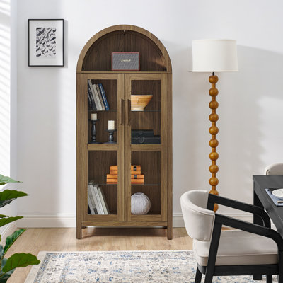 Une armoire de rangement arquée haute avec une lampe, une armoire de rangement en bois de style rétro moderne avec des cloisons en verre réglables, peut être utilisée comme armoire multifonctionnelle dans les cuisines brunes