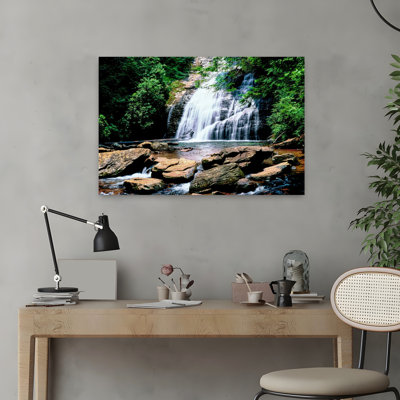 Vue sur les chutes de Helton Creek, forêt nationale de Chattahoochee-Oconee, Géorgie, États-Unis, art contemporain de paysage abstrait