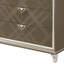 Commode 5 tiroirs Skylar avec façades en relief et bordure biseautée en miroir pour un rangement élégant