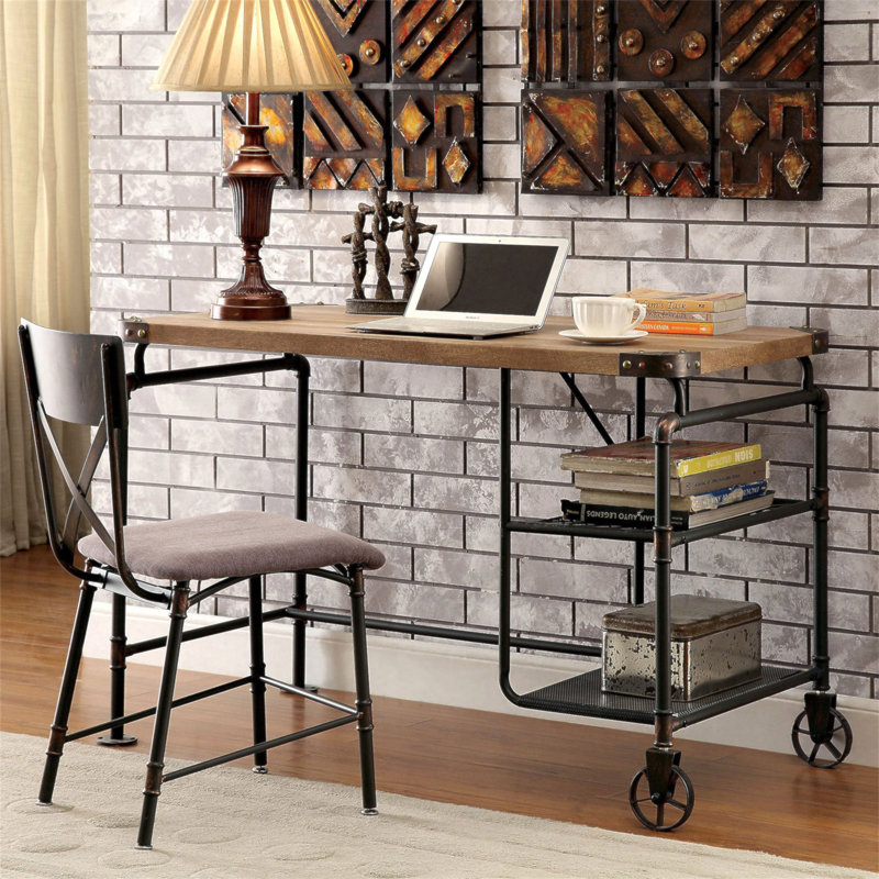 Bureau d'inspiration industrielle avec un plateau en bois noir antique et des roulettes décoratives
