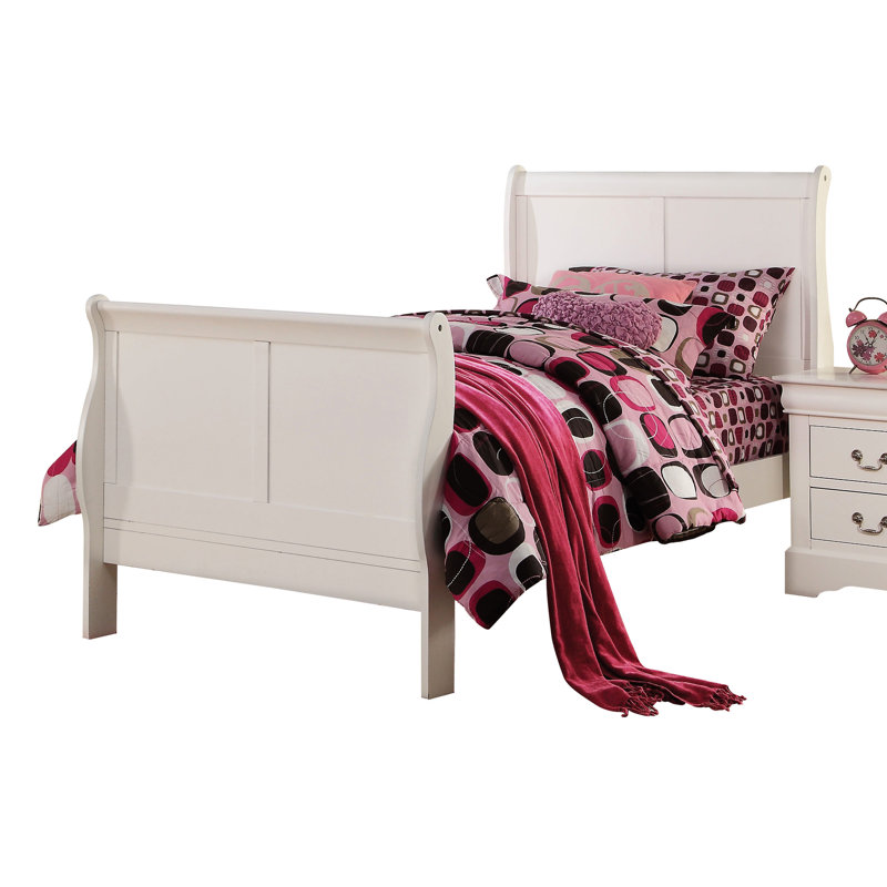 Lit simple blanc avec espace supplémentaire en bois massif et pour plus de confort dans une chambre à coucher confortable et élégante