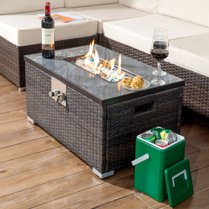 Foyer de table au gaz propane 32 po, foyer rectangulaire de 50 000 BTU, plateau de table en carrelage avec magnifique base en osier