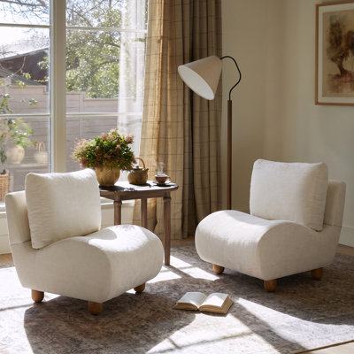 Chaise d'appoint rembourrée moderne Vernon avec silhouette courbée, coussins de dossier doubles et pieds en bois