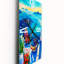 Horloge murale avec vue sur la mer et petites fleurs-419749516