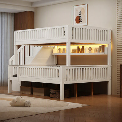 Lit superposé double au-dessus de grand lit double avec escalier de rangement, bibliothèque intégrée à lumière DEL et garde-corps pleine longueur, blanc