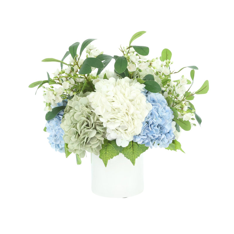 Assortiment d'hortensias et de tiges bourgeonnantes dans un pot en fibre de pierre