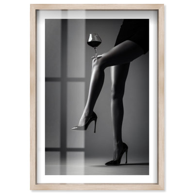 «Wine on Heels Shadowbox», art mural glam par Notoriart, cadre blond, 36 x 54