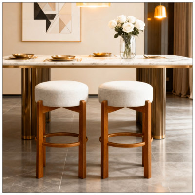 Tabouret de bar intérieur en bois avec finition noyer et revêtement ivoire, alliant confort et design durable