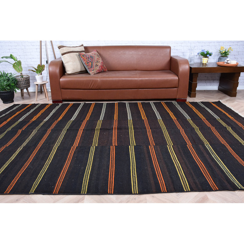 Tapis turc noir à rayures noires parfait pour rehausser l'esthétique de votre intérieur