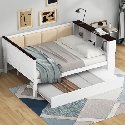 Lit de jour blanc en bois pleine grandeur avec tablettes de rangement, rembourrage confortable, bâbord et lit gigogne pour une chambre confortable