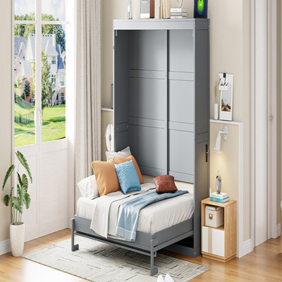 Lit escamotable peu encombrant avec tablettes intégrées et mécanisme de levage facile, pour les pièces compactes.