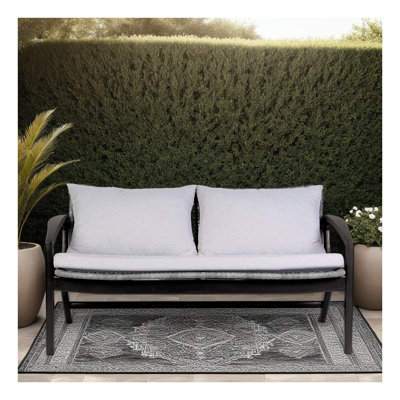 Canapé d'extérieur Liora avec structure en bois d'eucalyptus foncé, corde grise et coussins blancs