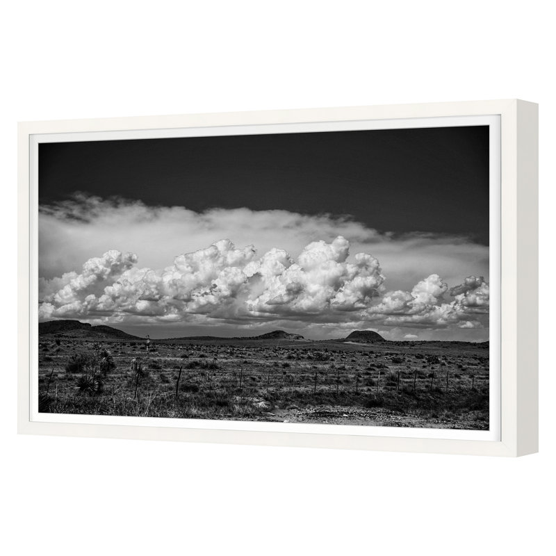 «Fall 2022 Marfa Clouds» encadré sur papier par Jean Cornell, H 30 po x l 45 po, Cadre simple blanc
