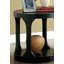 Table de bout ronde de style transitionnel avec tablette de rangement
