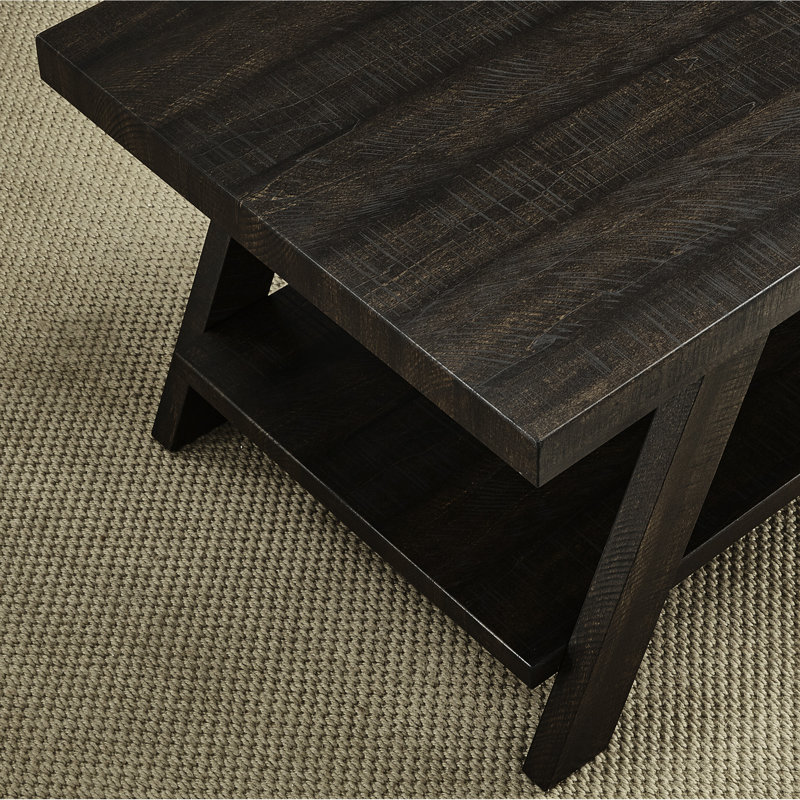 Table contemporaine en bois au fini vieilli, plateau rectangulaire avec tablette de rangement, 61 cm (l) x 56 cm (p) x 58 cm (h), fini vieilli, avec espace de rangement sous l'étagère, Collection