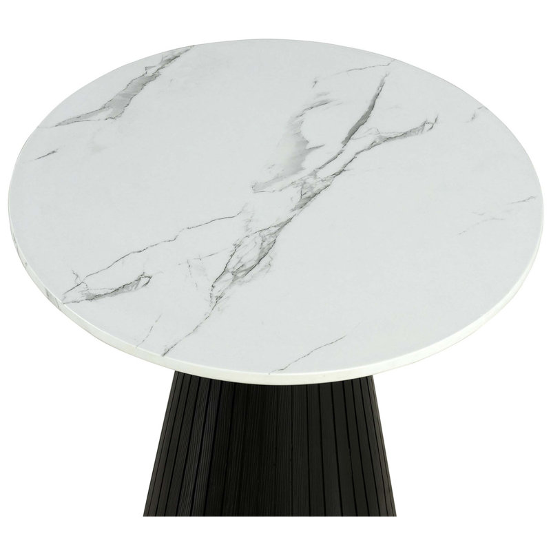 Table de bout ronde de style contemporain avec dessus en marbre et salon principal