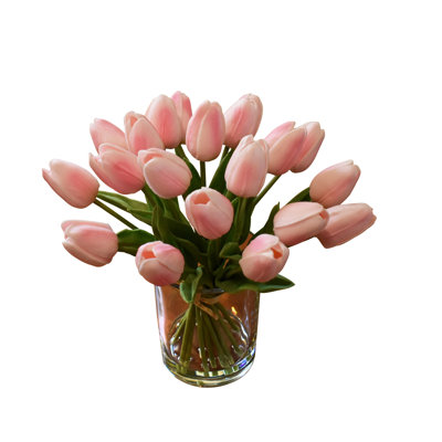 Arrangement floral tulipe véritable dans un vase en verre avec de l'eau artificielle
