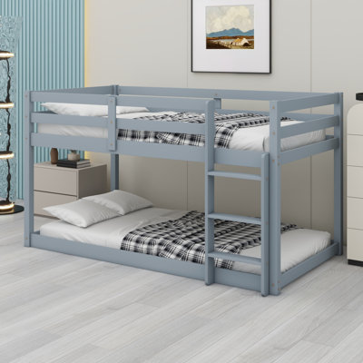 Lit superposé en bois avec échelle