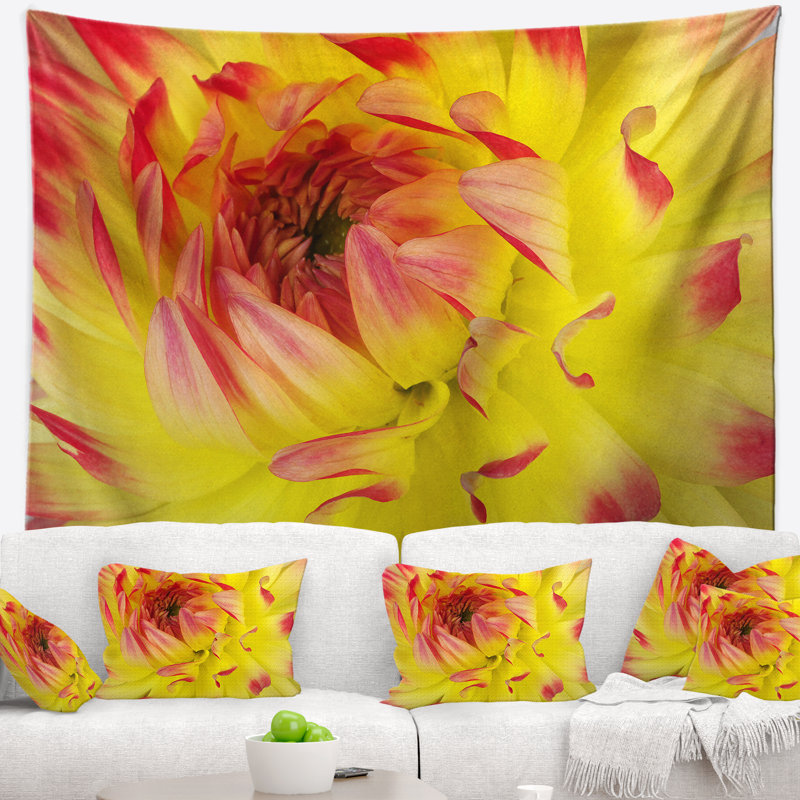 Tapisserie florale lisse à motif de pétales de fleurs jaunes et rouges, H 50 po x l 60 po
