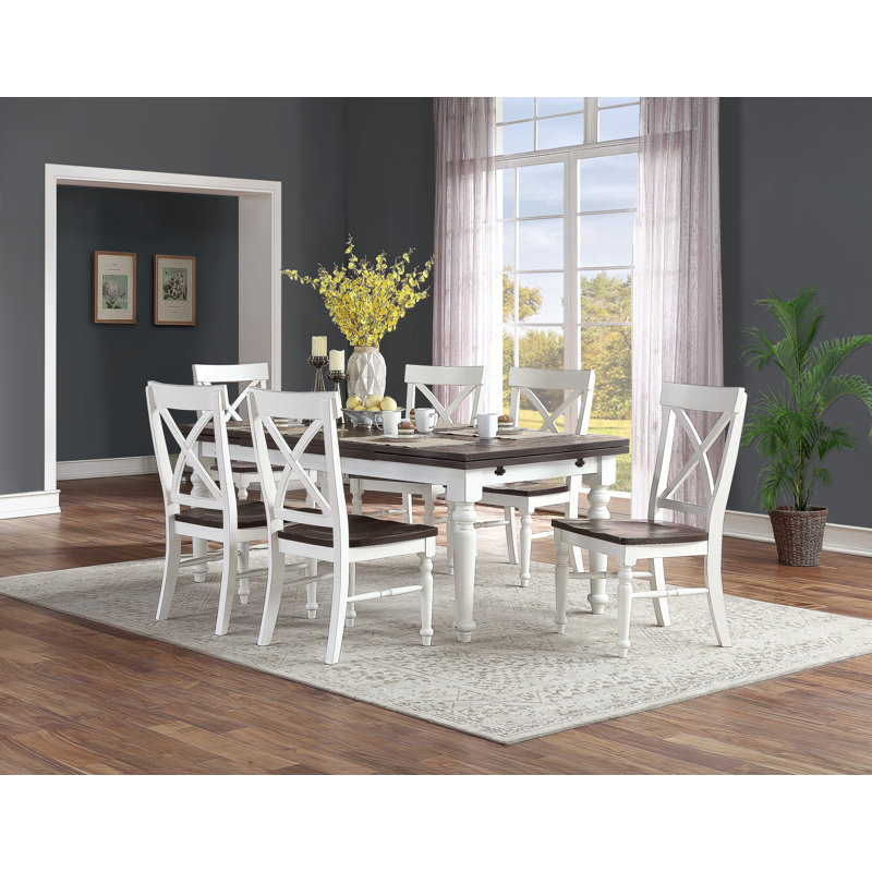 2 chaises brunes et blanches