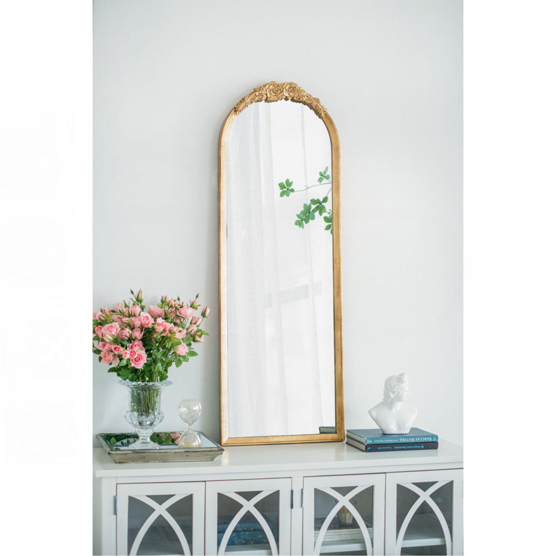 Magnifique miroir de plancher en bois avec des détails floraux complexes et une finition dorée, une magnifique pièce de décoration intérieure