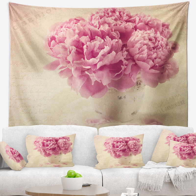 Bouquet de pivoines sur une tapisserie, H 32 po x l 39 po