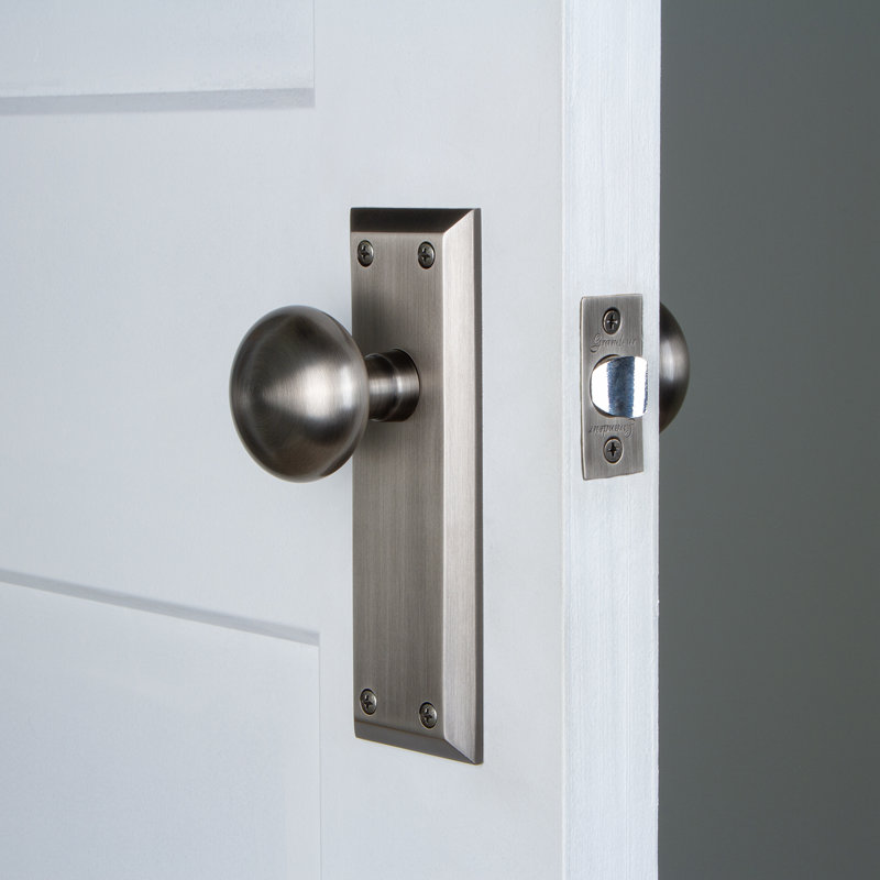 Grandeur Fifth Avenue Plate Passage with Fifth Avenue Door Knob, Antique Pewter, 2 3/4"
