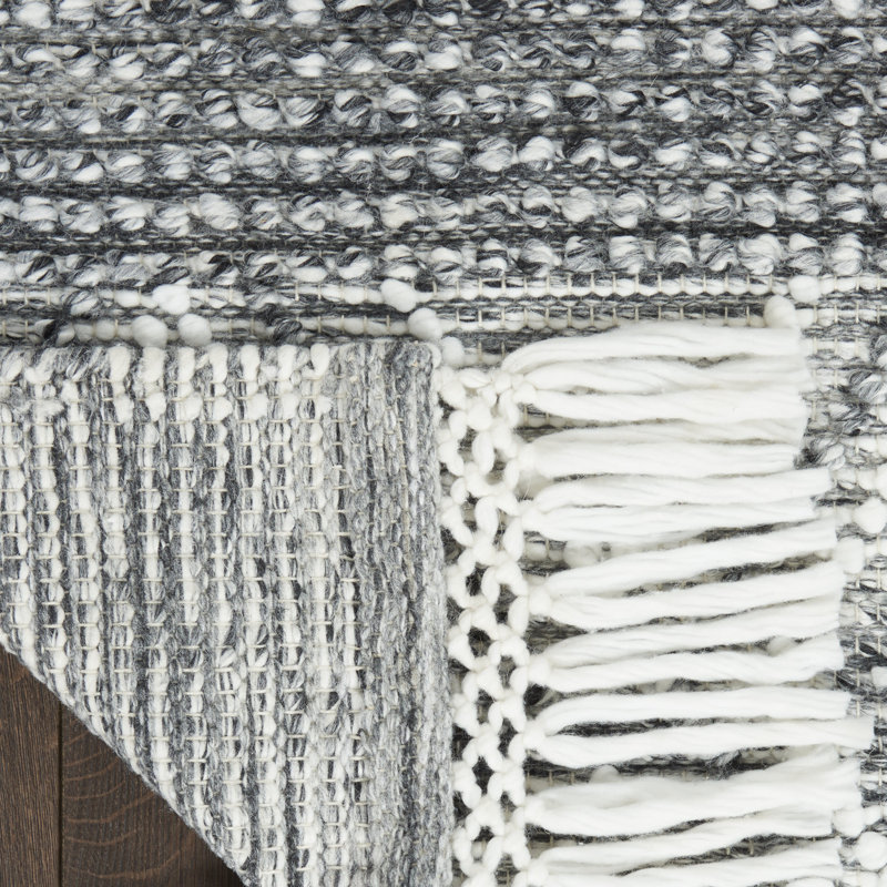 Tapis gris et ivoire tissé à la main 5 pi x 8 pi avec franges, Rectangle 5 pi 3 po x 7 pi 6 po