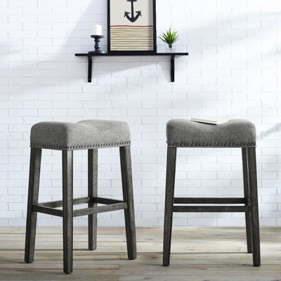 Tabouret de bar 29 po sans dossier 29 po, gris. Fabriqué en bois avec grain vieilli. Revêtu de gris. Moderne pour un usage domestique. L 18 po x P 13 po x H 29 po. Assemblage requis 2 Surface véritable. Contemporain