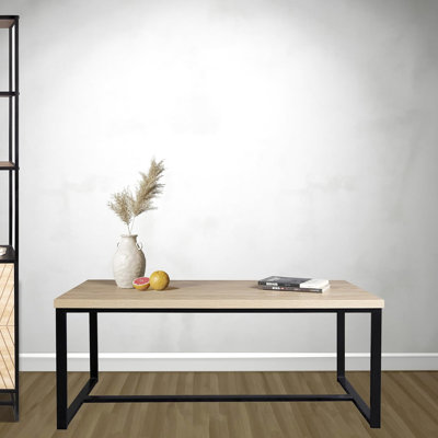 Table basse moderne de style bord de mer avec pattes en métal noir et plateau en bois naturel - 99 cm L x 36 cm P x 79 cm H. Idéale pour poser vos boissons et ajouter une touche décorative à votre salon.