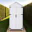 Remise de rangement en bois de sapin blanc avec portes doubles et intérieur organisé