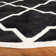 Tapis noir / ivoire en laine touffeté à la main à motif géométrique Carolene