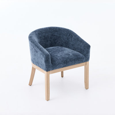 Chaise de baril en chenille bleue avec structure et accoudoirs en bois d'hévéa massif