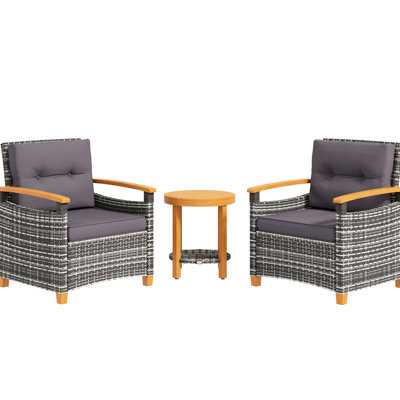 Ensemble bistro gris 3 places avec coussins. Mobilier extérieur pour véranda et jardin. Siège confortable. Montage facile. Chaise : 66 cm (l) x 70 cm (p) x 79 cm (h). Table : 50 cm (l) x 48 cm (h). Charge maximale : 160 kg (chaise).