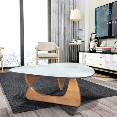 Table triangulaire en bois massif peu encombrante, élégance moderne pour les salons