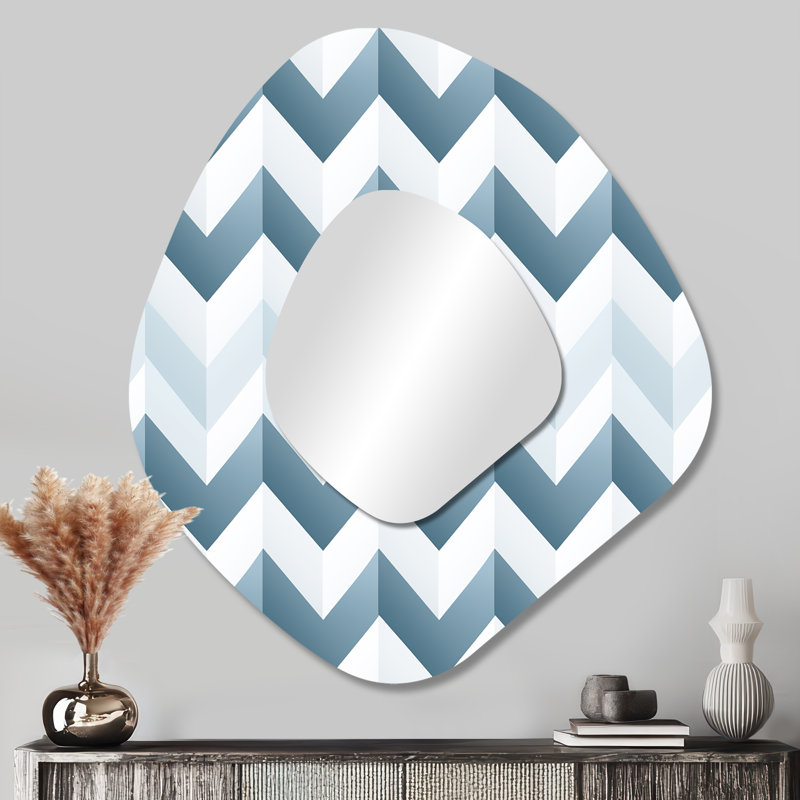 Contemporain blanc et gris Chevron I - miroir asymétrique à chevron unique, grand miroir mural de forme unique blanche, impression d'art en métal