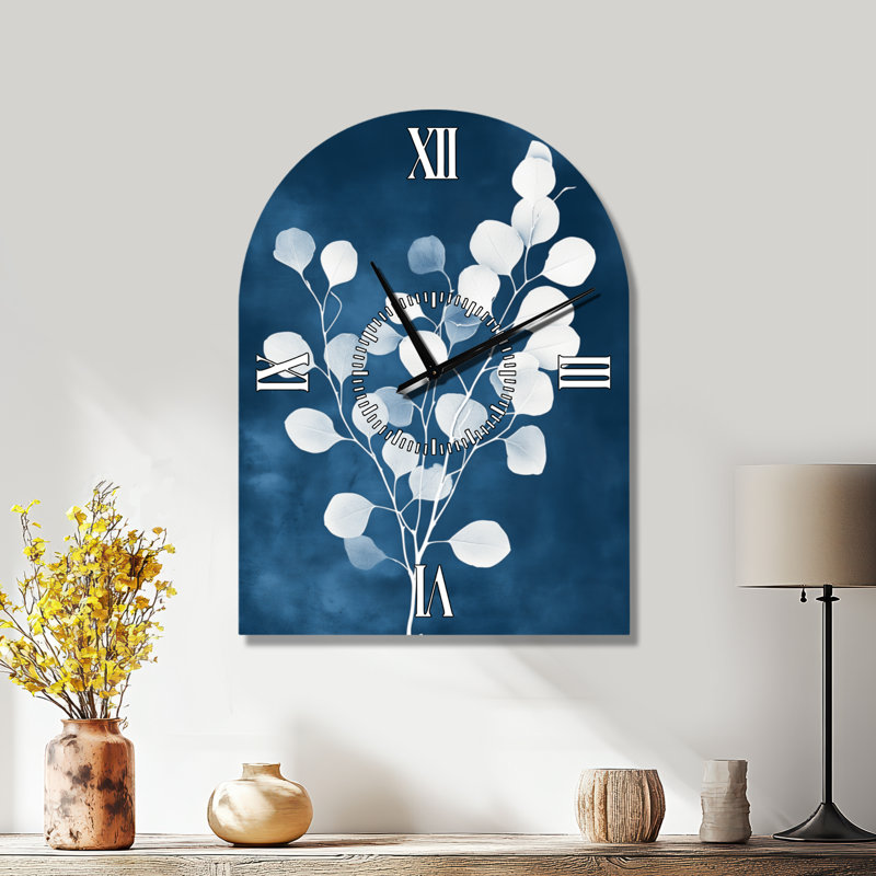 Eucalyptus en bleu de Prusse I - Grande horloge murale botanique en métal arquée, H 31 po x l 23 po - Arche