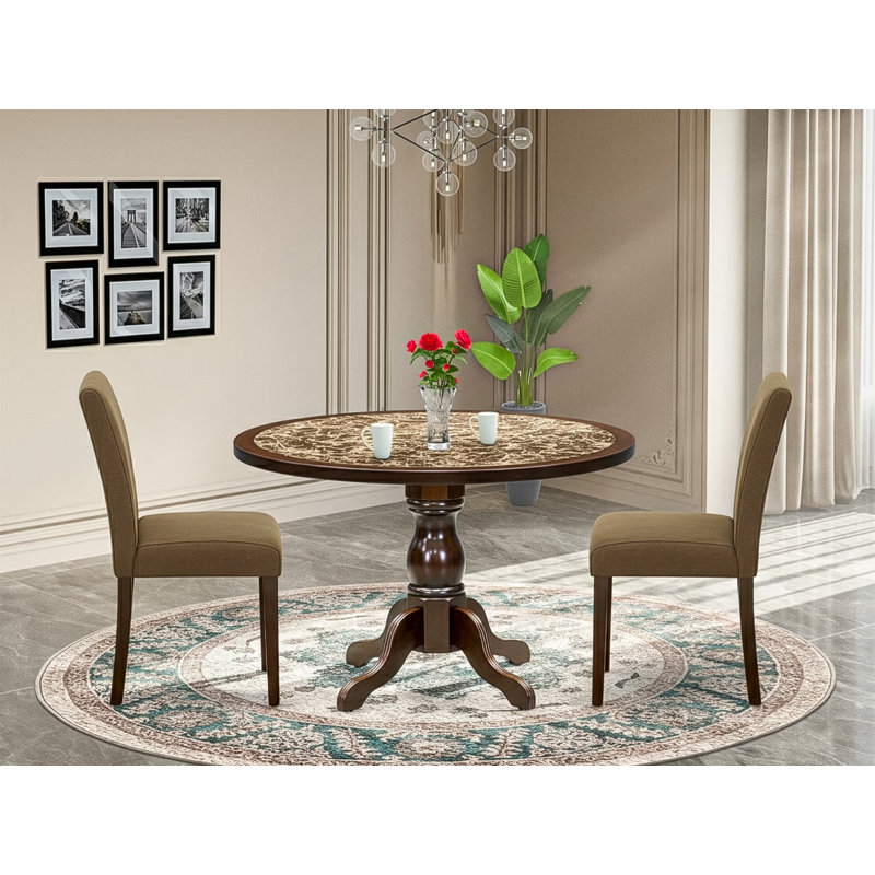 L'ensemble de table de salle à manger 3 pièces comprend une table de salle à manger avec plateau de table en marbre de sable ondulé et 2 chaises en tissu de café, en acajou