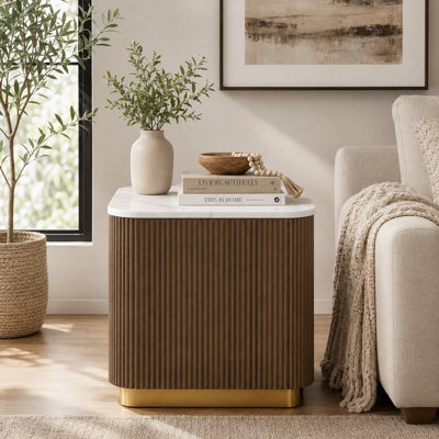 Table de bout carrée cannelée, table d'appoint moderne avec plateau en marbre blanc, base en acier inoxydable doré, table d'appoint pour le salon et la chambre à coucher