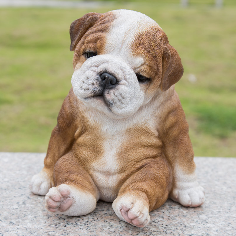 Statue chiot bulldog endormi en position assise, H 7 po x l 6,5 po x P 6,5 po