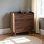 Commode en bois à 3 tiroirs Fallon au fini brun noyer, H 33,76 po x l 31,32 po x P 15,51 po