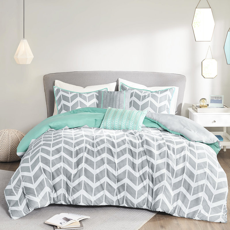 Gris et édredon pour une chambre à coucher luxueuse rehaussée de détails imprimés
