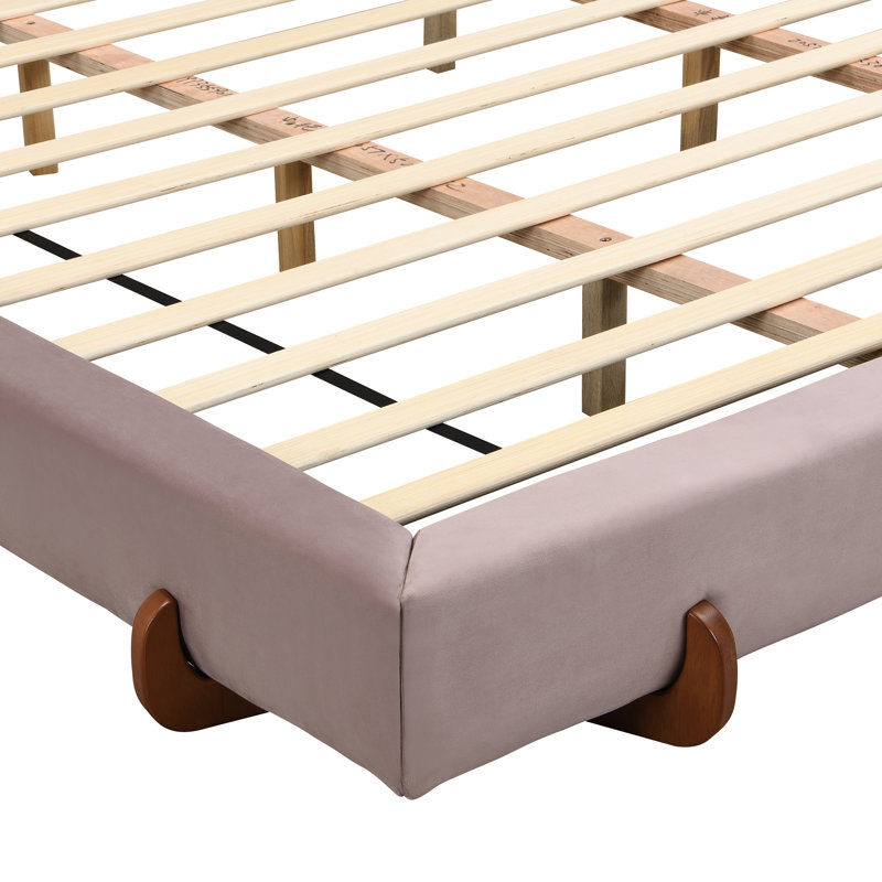 Structure de lit très grand en velours rose, lit épais de 4 pouces, pieds en bois d'hévéa brun, revêtement doux et facile à entretenir pour les côtés de la chambre à coucher, tissu de peau