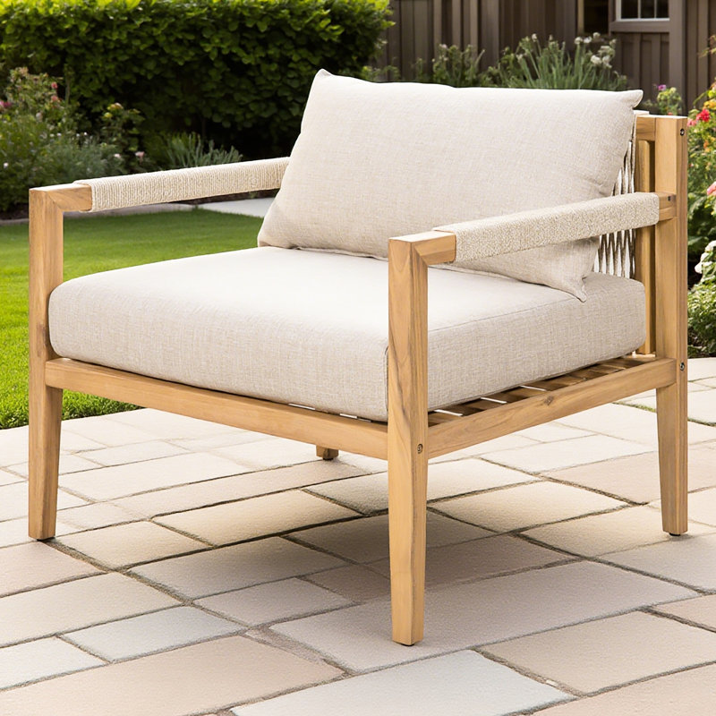 Chaise d'extérieur en bois et corde beige, avec coussins moelleux, style polyvalent pour toute corde de patio