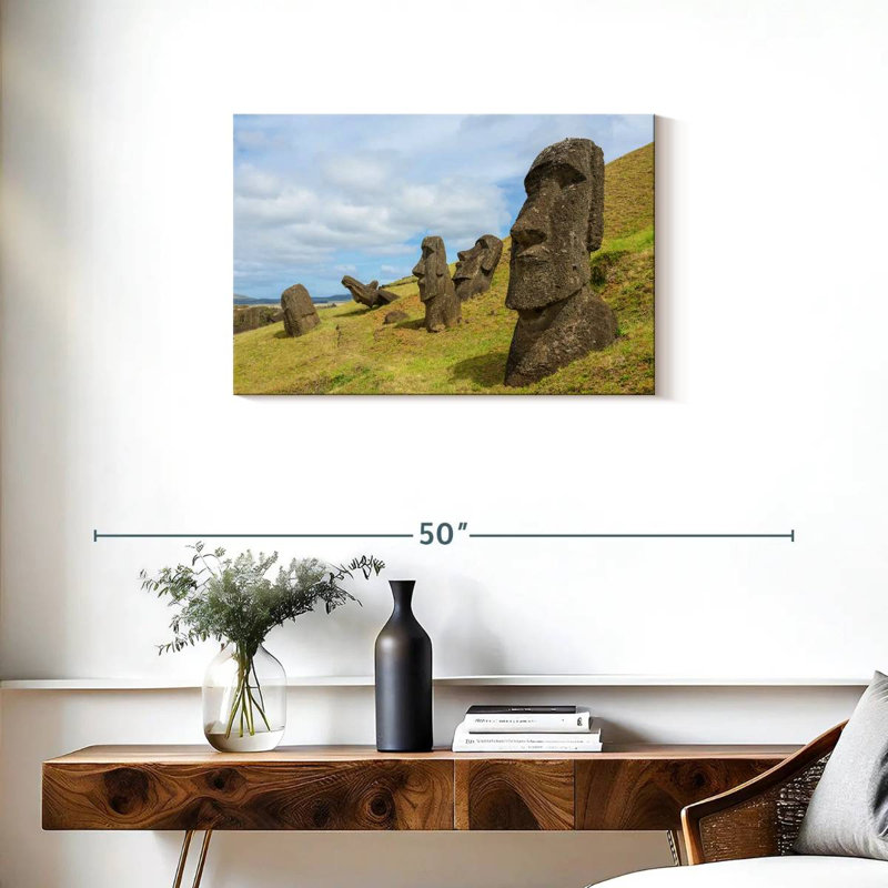 Nicci Moais à Rano Raraku, H 20 po x l 30 po